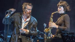 Bryan Ferry, con Jorga Chalmers, en el festival de Cap Roig