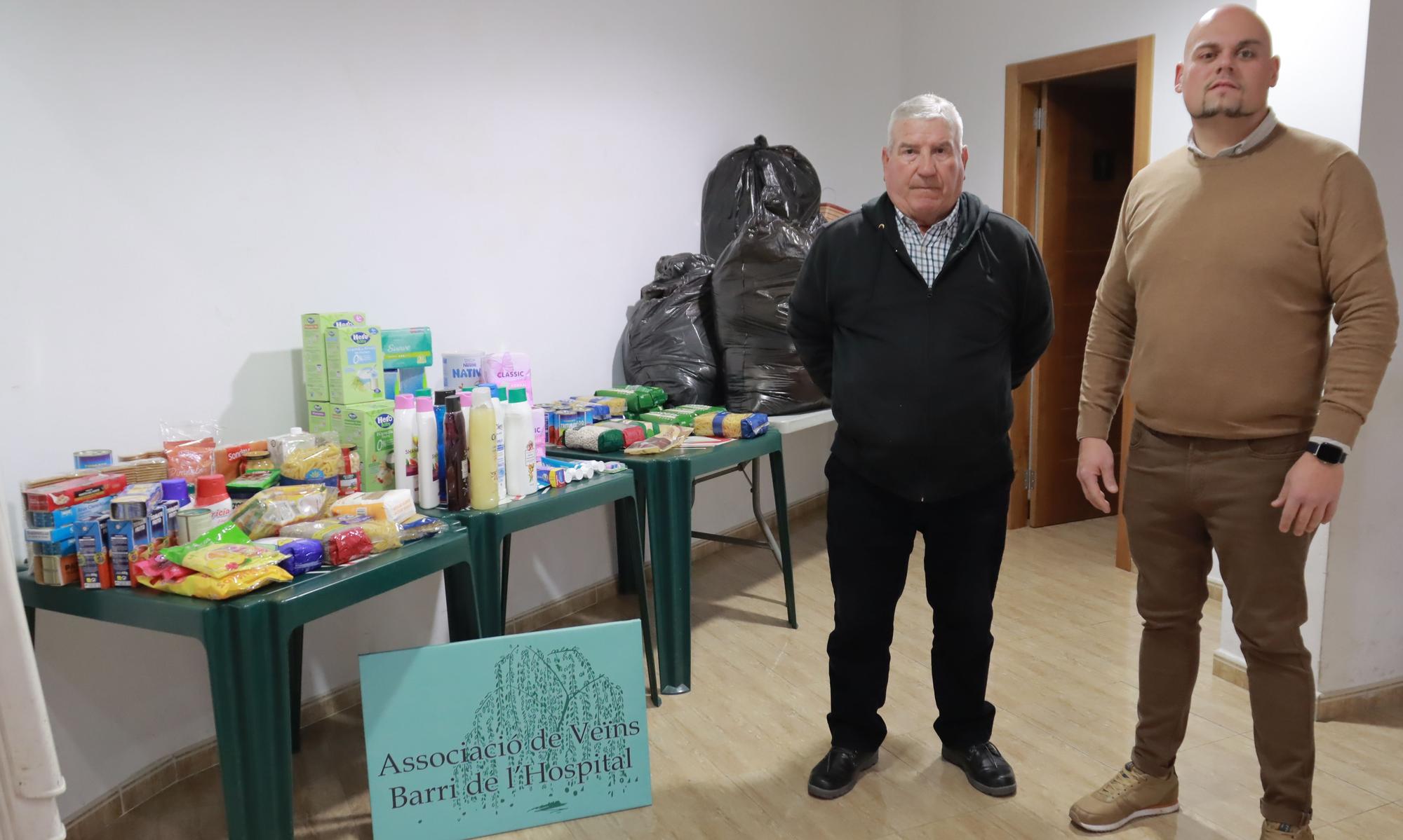 La sede de la AAVV del barrio del Hospital abre varias horas al día, de lunes a domingo, para atender las donaciones.