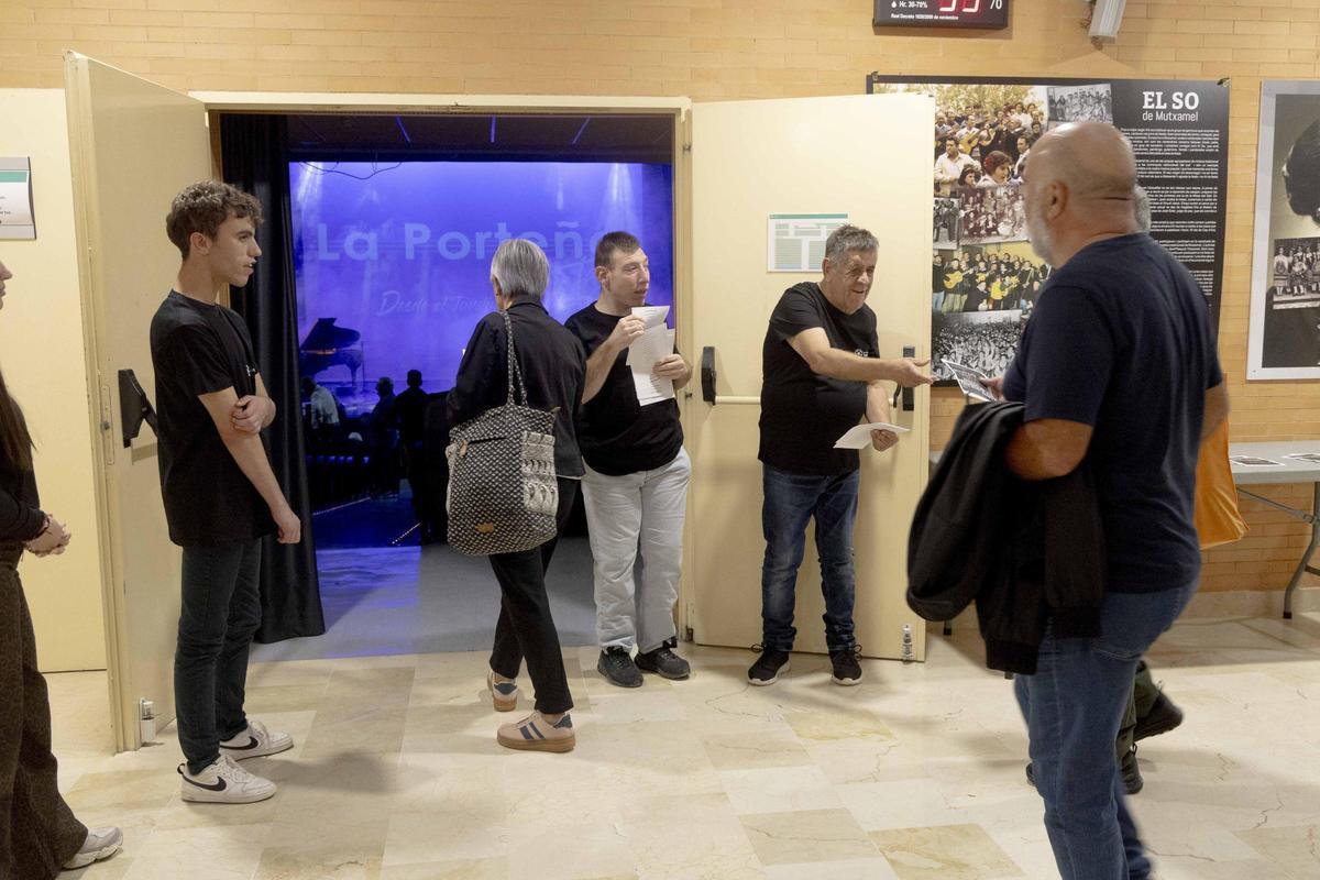 Personas con discapacidad intelectual, acomodadores en la Casa de Cultura de Mutxamel