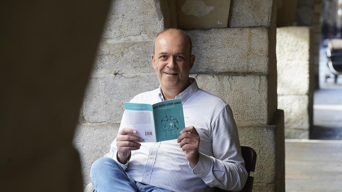 Àngel Rodríguez, amb el llibre.