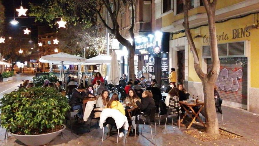 Kein Social-Distancing: Gäste einer Außenbewirtung auf dem Carrer Blanquerna in Palma am vergangenen Mittwochabend (23.12.).