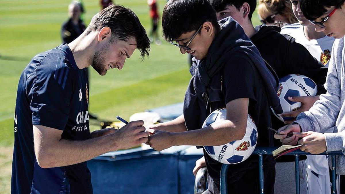Kosa firma autógrafos a los aficionados en el entrenamiento a puertas abiertas del 5 de abril.