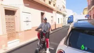 Kiko Rivera se estampa contra la puerta de un garaje al huir de la prensa: el tortazo que se dio mientras iba en bicicleta