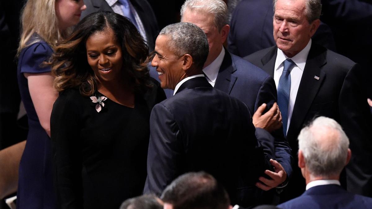 Barack Obama saluda a Al Gore ante Michelle Obama y George W. Bush, en el funeral de McCain.