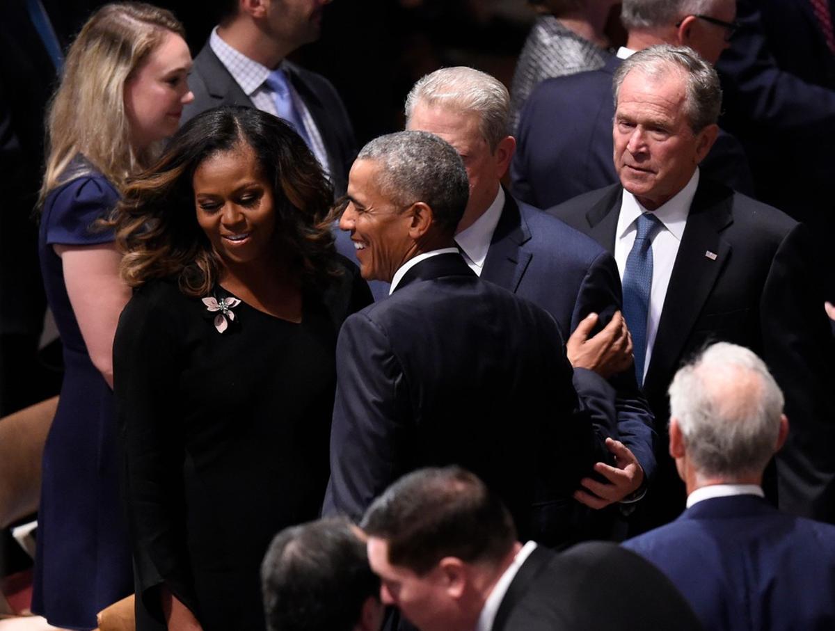 (L-R) Former First Lady Michelle Obama, former US President Barack Obama, former Vice President Al Gore, and former US President George W. Bush arrive for the Memorial Service for US Senator John McCain  at the Washington National Cathedral in Washington, DC, September 1, 2018. (Photo by SAUL LOEB / AFP)