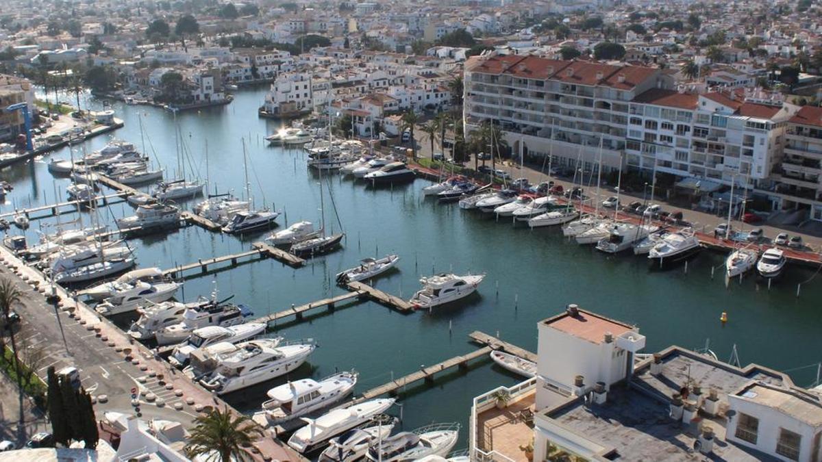 Una imatge aèria del port d'EmpuriaBrava, amb embarcacions amarrades.