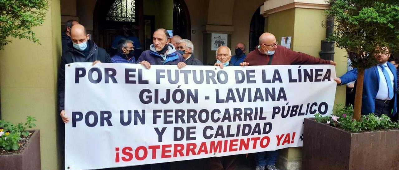 Vecinos de Langreo concentrados ayer a la puerta del Ayuntamiento en defensa del soterramiento. | D. O.