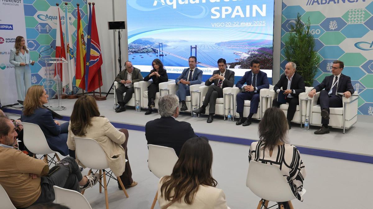 Autoridades presentes en el acto de inauguración de la feria.