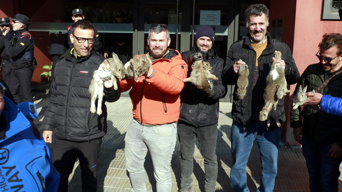 Tensa tractorada de agricultores, que lanzan conejos vivos contra la 'conselleria' en Lleida