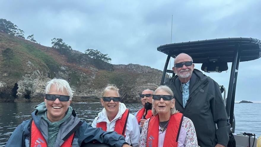 La vista en el cielo y el cuerpo en el mar: así siguió el eclipse frente a Cudillero un grupo de turistas de Estados Unidos