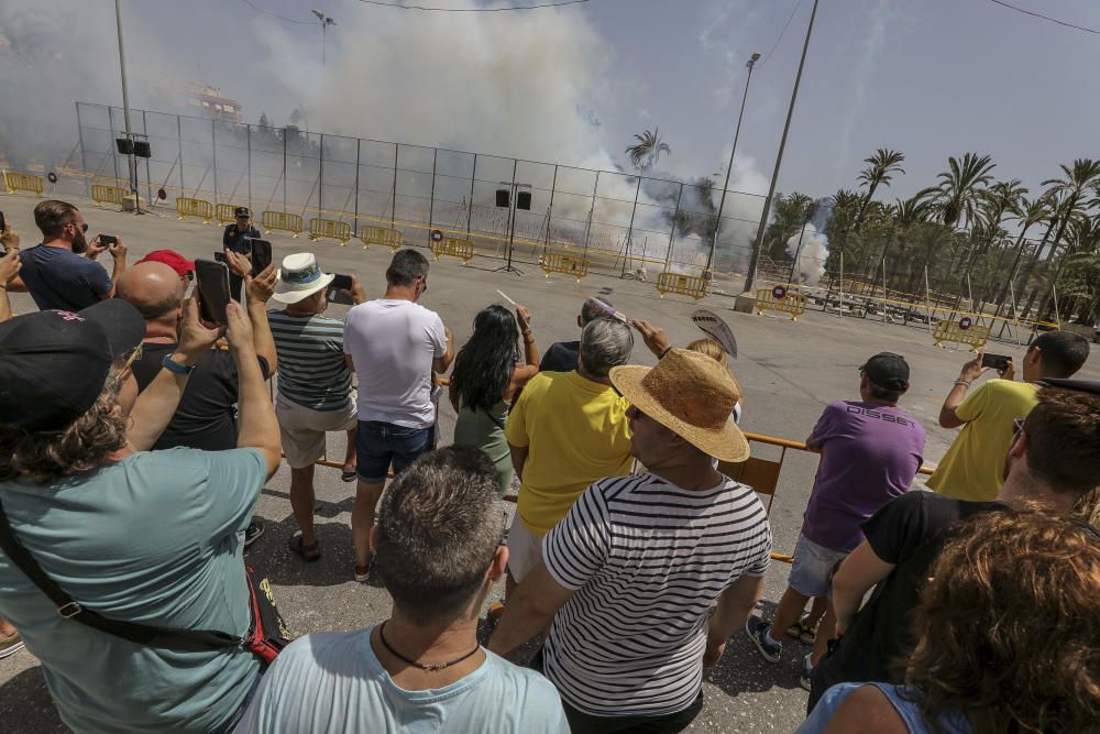 Mascletà de aviso de fiestas en Elche