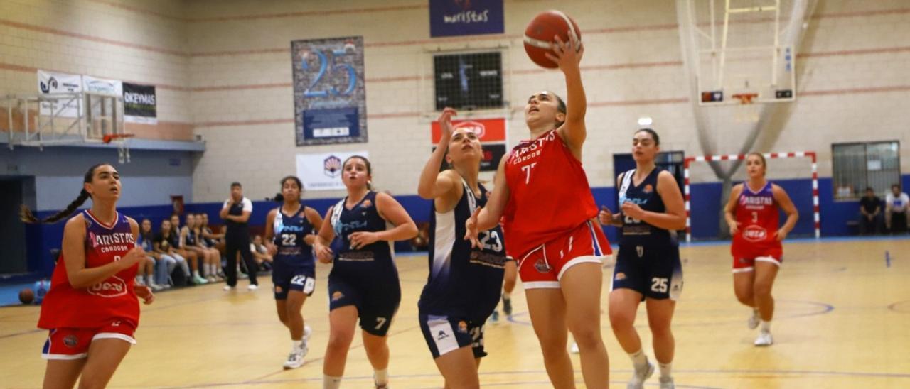 La cadete Paula Romero (Maristas) intenta un lanzamiento ante la júnior Gema Obrero (Adeba) en un partido de la N1 Nacional de baloncesto.