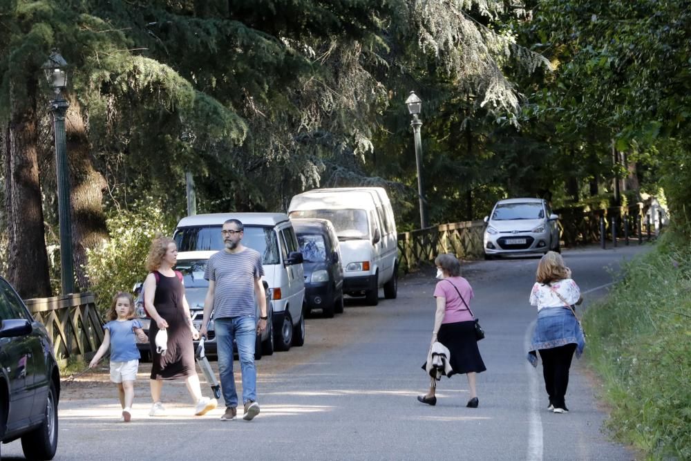 Los vigueses, ya con ganas de la nueva fase. El buen tiempo anima a los vecinos a disfrutar de los parques y las playas en la jornada previa a la entrada en la fase 2 de la desescalada