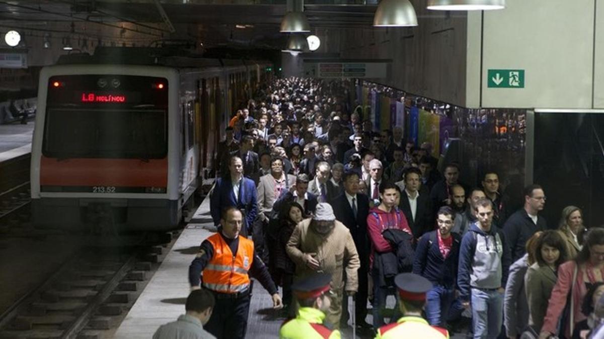 Estación de Europa - Fira de Ferrocarrils durante un día de Mobile World Congress en el 2015.