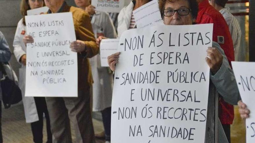 Protesta de Margarita Santiago, ayer, en el Chuac.