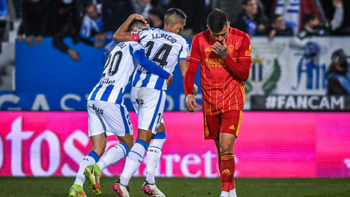 Juanjo Narváez, cabizbajo mientras Javi Hernández y Recio celebran un gol del Leganés.