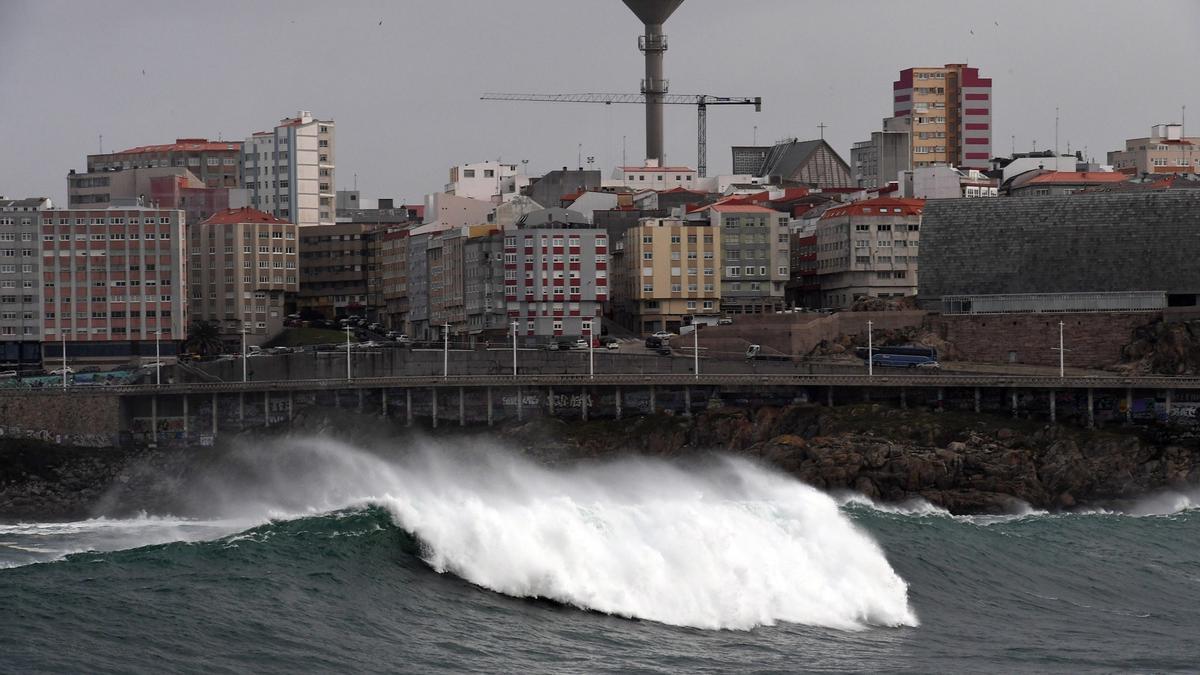 Oleaje en la bahía coruñesa.