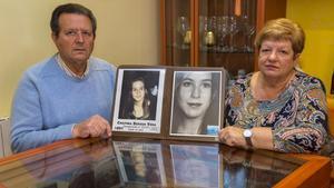 Manuel Bergua y Luisa Vera posan con una foto de su hija desaparecida, Cristina, junto a otra imagen del aspecto que tendría en la actualidad.