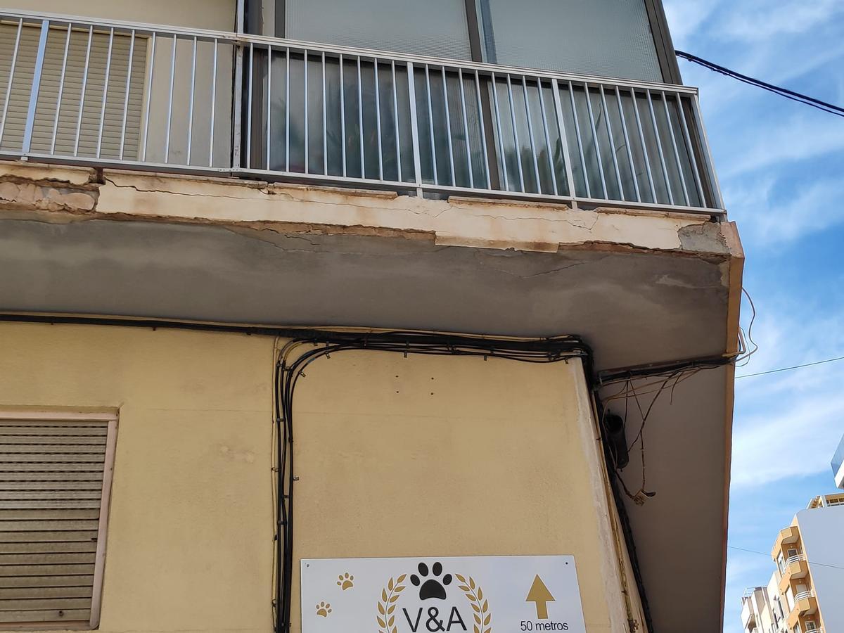 Daños en las cornisas de un edificio situado en la esquina de la calle San Bartolomé con la calle San Francisco.