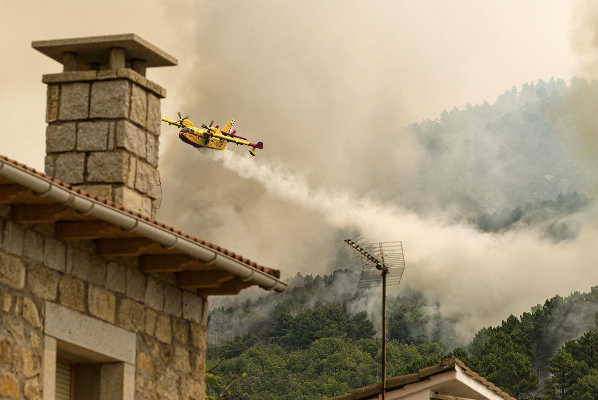 La situación del incendio que se declaró en la noche del lunes en el Barranco de las Cinco Villas, al sur de Ávila, y que avanza en dirección al municipio de El Arenal, es "muy complicada", según el director técnico de extinción, Ángel Iglesias, quien ha reconocido que "no hay nada favorable que poder decir". En declaraciones remitidas a los medios de comunicación, Iglesias ha señalado que el perímetro del incendio se encuentra "abierto en todos los frentes", de manera que existen "muy pocas zonas en las que se pueda decir que no hay llama". EFE/ Raúl Sanchidrián. Sust texto 1