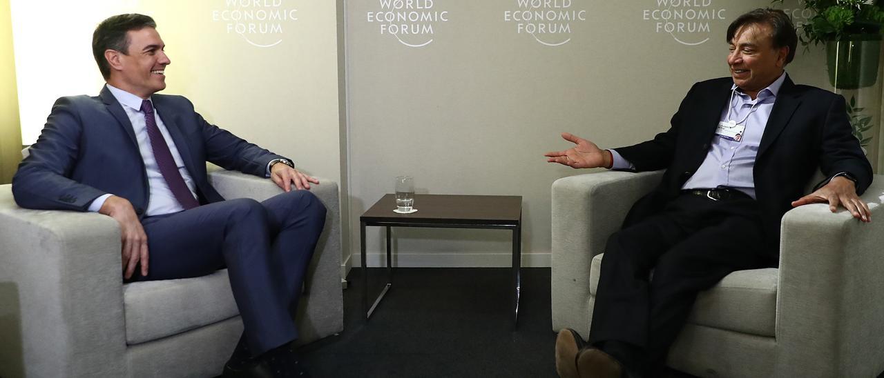 Pedro Sánchez y Lakshmi Mittal, en la Foro de Davos del pasado año.