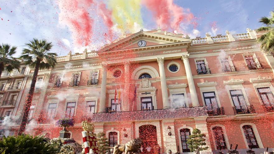 La Batalla de las Flores inunda Murcia de color