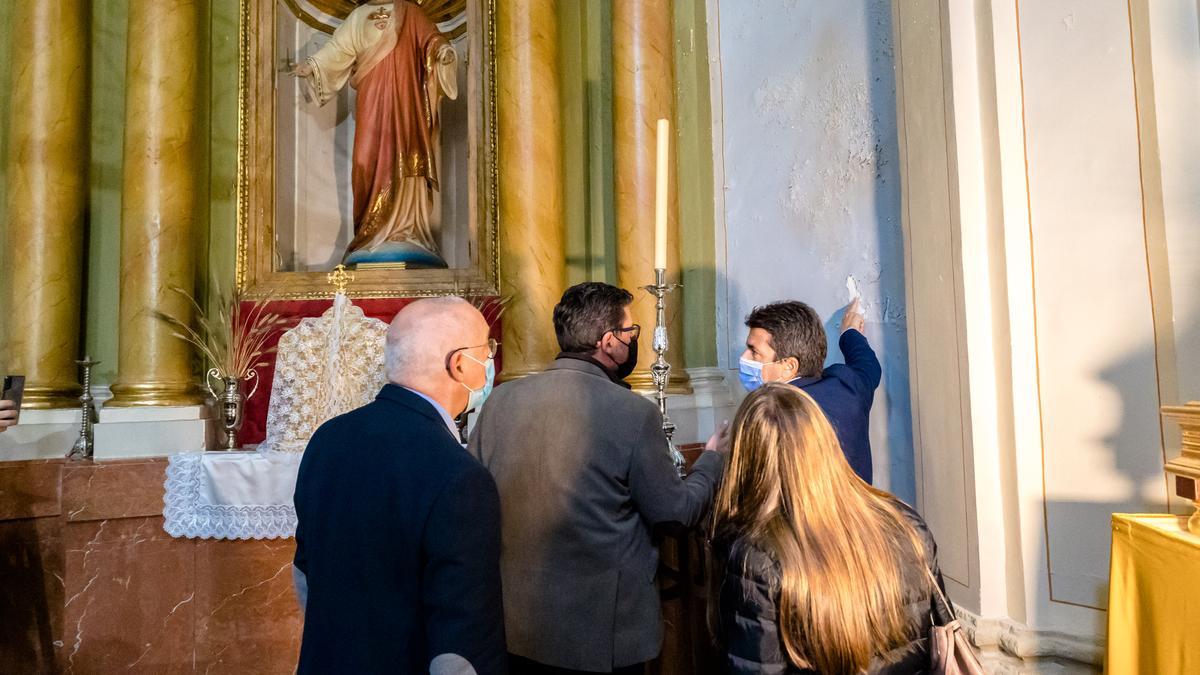 Humedades en la Iglesia durante la visita del presidente de la Diputación