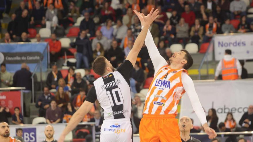 Salto entre Goran Huskic y Arnau Parrado en el partido entre el Leyma y el Tizona.