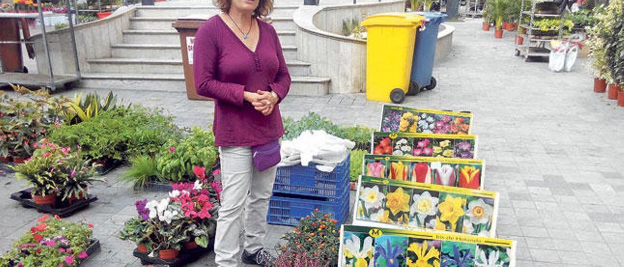 Cirela Bibiloni, junto a su exposición de bulbos para vender.