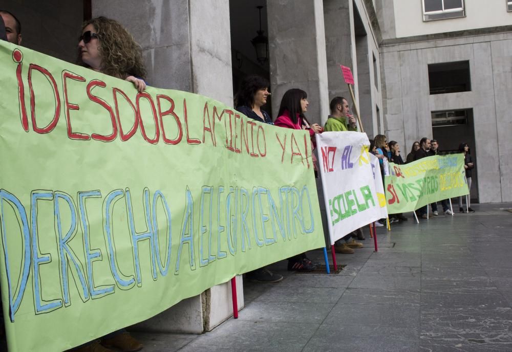 Protesta de los padres del Colegio El Bosquín del Entrego ante la Consejería de Educación