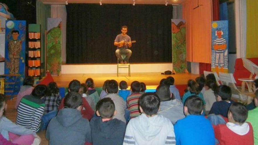 Una charla en la biblioteca-teatro de Présaras, que le valió al colegio un premio estatal.