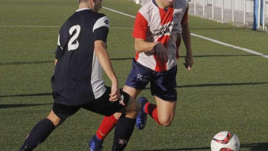Un jugador del Areosa presiona a uno del Alondras. // Santos Álvarez