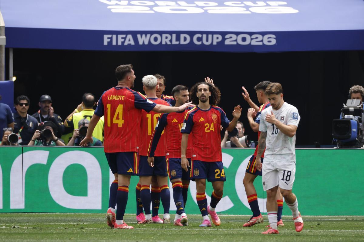 España celebra el gol marcado en el primer tiempo por Oyarzabal