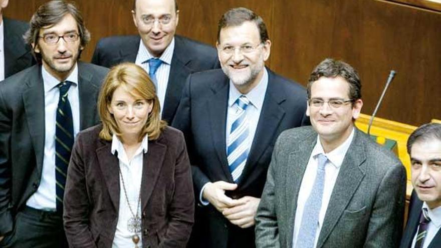 Rajoy posa con los responsables del PP vasco, entre ellos Arantza Quiroga, ayer en Vitoria .