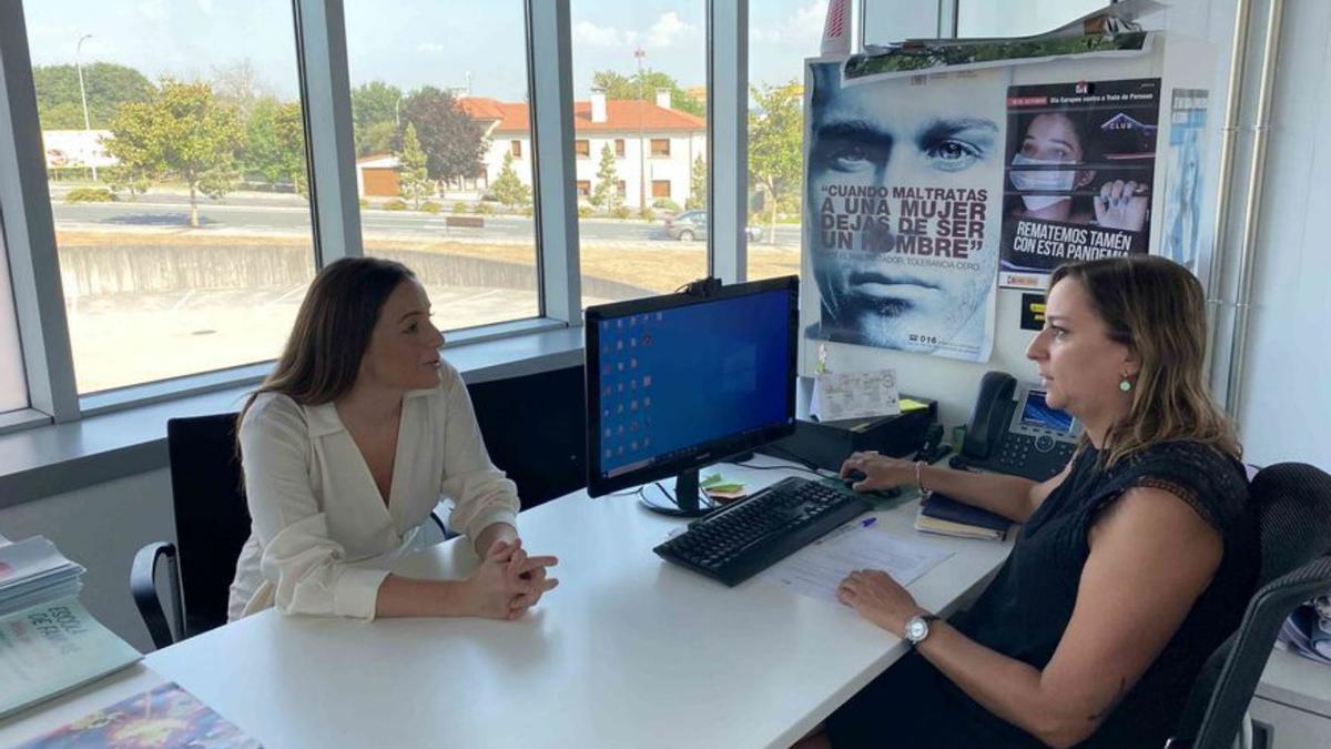 Begoña Blanco junto a Teresa Rocha ayer en el CIM.