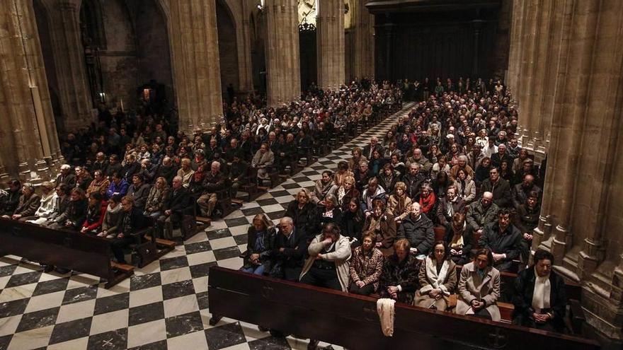 Asistentes a la misa de ayer en la Catedral.