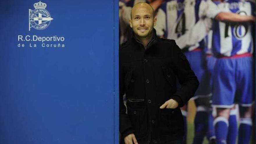 Laure Sanabria, ayer en la puerta de los vestuarios del estadio de Riazor. / carlos pardellas