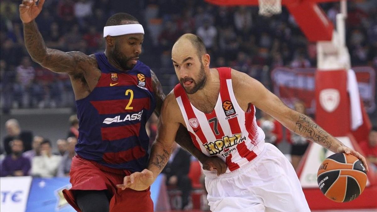 El base azulgrana Rice presiona a Spanoulis, la estrella del Olympiacos