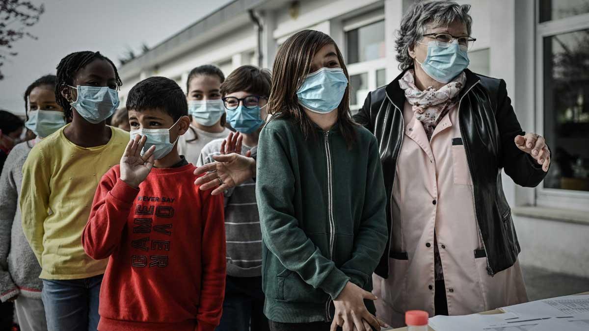 França treu la mascareta a l’escola a les zones menys afectades