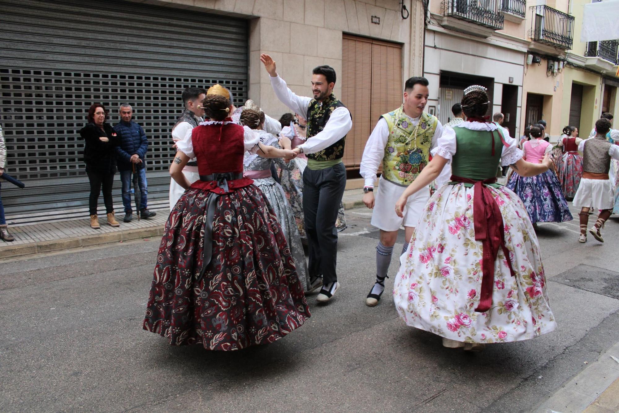 Las comisiones falleras llenan Alzira de música y baile en el desfile de pasodobles