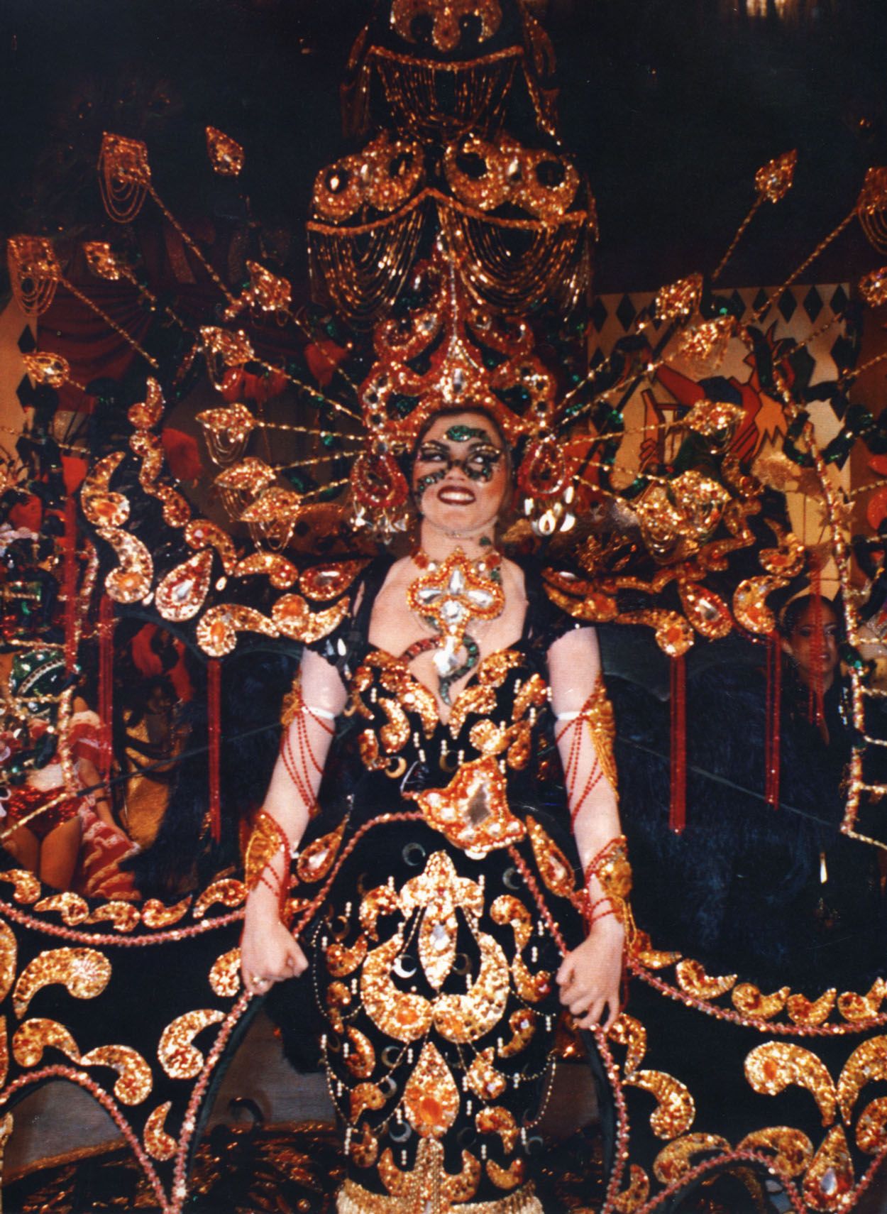 Consuelo Montero Santos, reina del Carnaval de Santa Cruz de Tenerife 1980, con la fantasía &quot;Encantadora de serpientes&quot;, de Justo Gutiérrez, en representación del Círculo de Amistad XII de Enero.