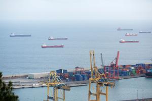 Barcos fondeados en el aparcamiento de barcos que hay frente al puerto de Barcelona.