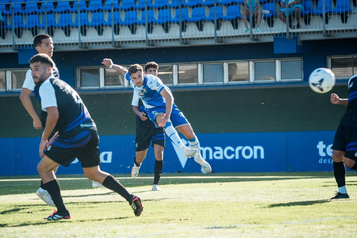 Anes Krdzalic, al momento de chutar la pelota para hacer su gol.