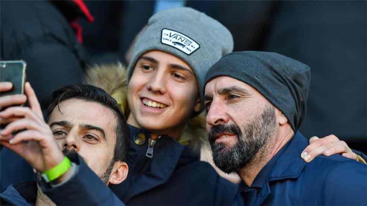 Monchi, junto a unos aficionados