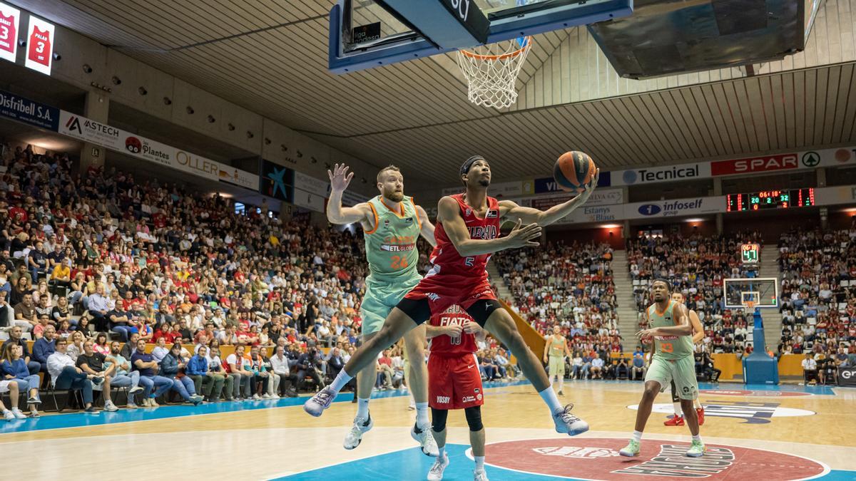 Kameron Taylor busca una espectacular cistella en el partit contra el Baskonia