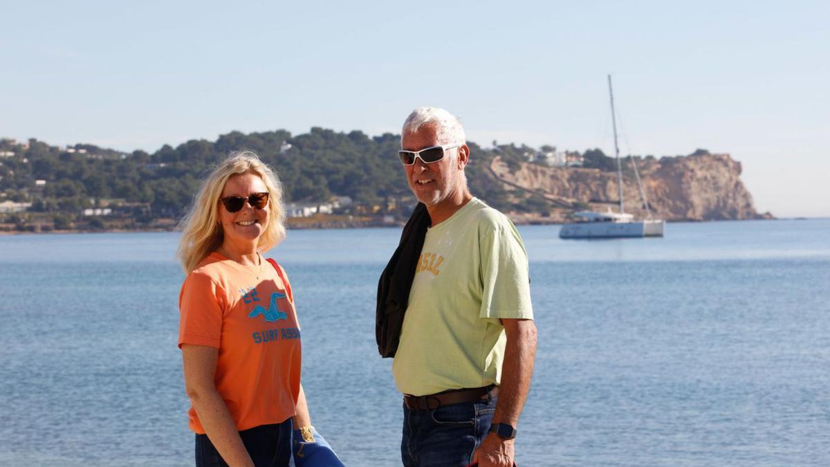 Claudia, una turista polaca, posa en la playa de Talamanca. | VICENT MARÍ