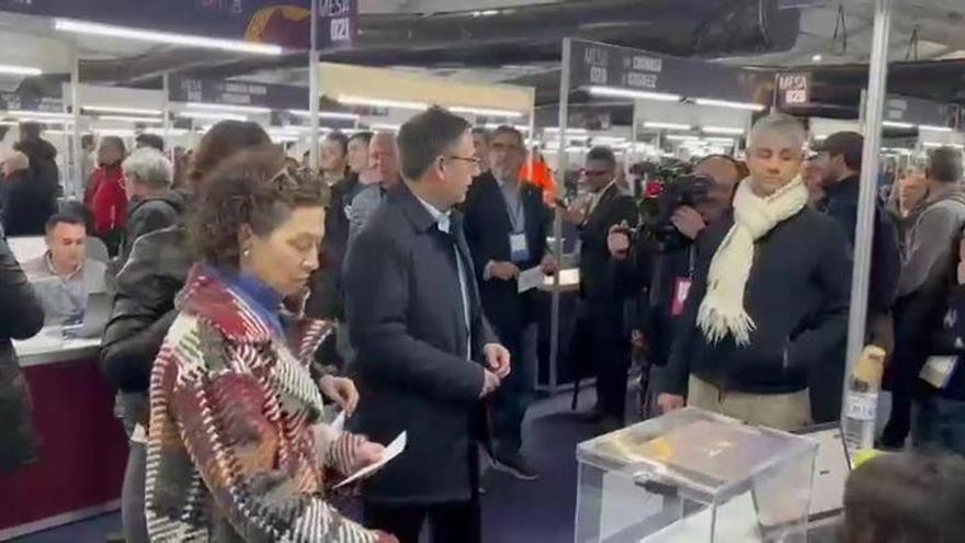 Bartomeu, una de las caras conocidas que votó a primera hora