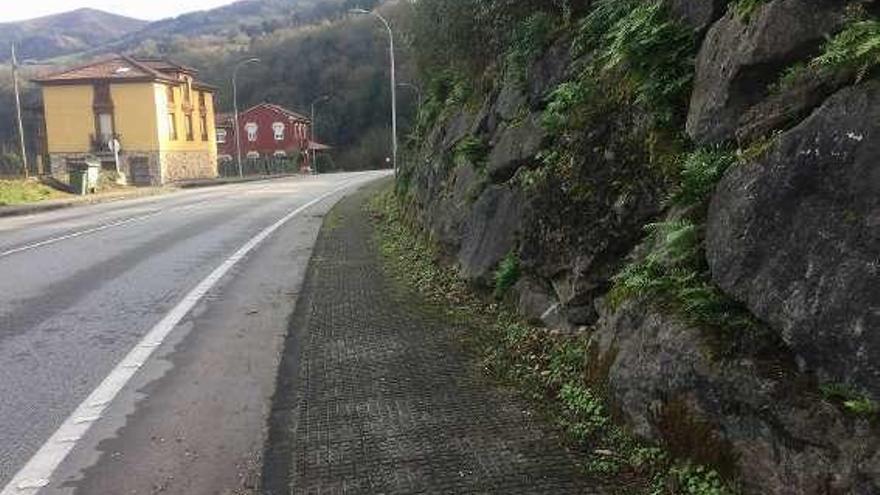 Las aceras de San Bartolomé, sucias por la humedad.