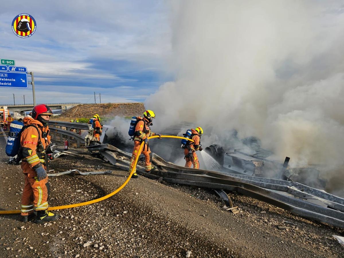 Un fallecido tras volcar e incendiarse el camión frigorífico en el que viajaba en la A-7 Un fallecido tras volcar e incendiarse el camión frigorífico en el que viajaba en la A-7