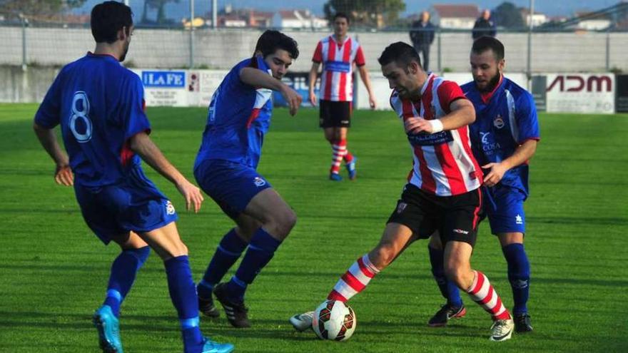 Tres futbolistas del Domaio presionan a uno del Céltiga en el duelo del domingo. // Iñaki Abella